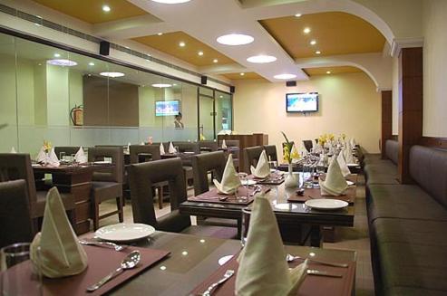 Crown Royale Hotel Дехрадун Екстериор снимка